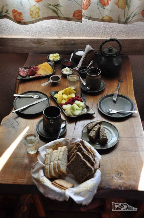 Nosso delicioso café da manhã na pousada em El Bolsón, na Argentina